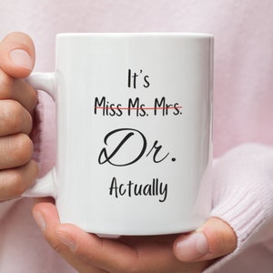 Es ist Fräulein Frau Dr. tatsächlich Becher, Dr. Becher, Phd Abschlussbecher, Doktor Geschenk, lustiger Doktor Becher, Abschlussbecher, Phd Geschenk Phd Becher, Doktorandenbecher