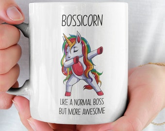 Może przedstawiać: Biały kubek ceramiczny z kolorową ilustracją jednorożca i tekstem "Bossicorn Like a normal boss but more awesome".