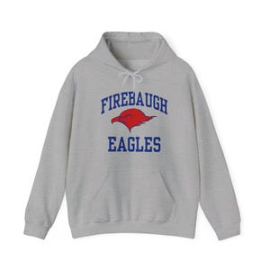 Könnte beinhalten: Ein grauer Kapuzenpullover mit einem blauen und roten Adlerlogo und dem Text "Firebaugh Eagles".