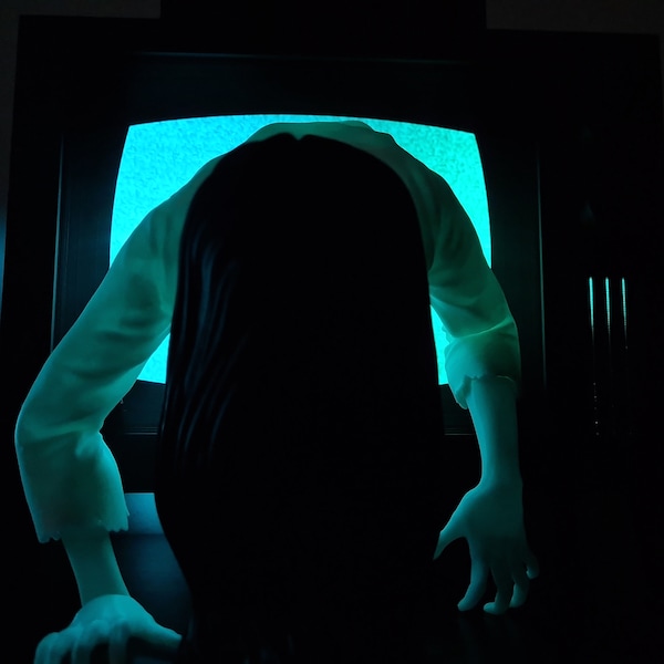 Samara/sadako TV scene model with lights (The Ring movie)