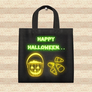 Pu&ograve; includere: Borsa tote nera con un testo in neon verde "Happy Halloween..." e una zucca di Halloween in neon giallo con mais caramellato.