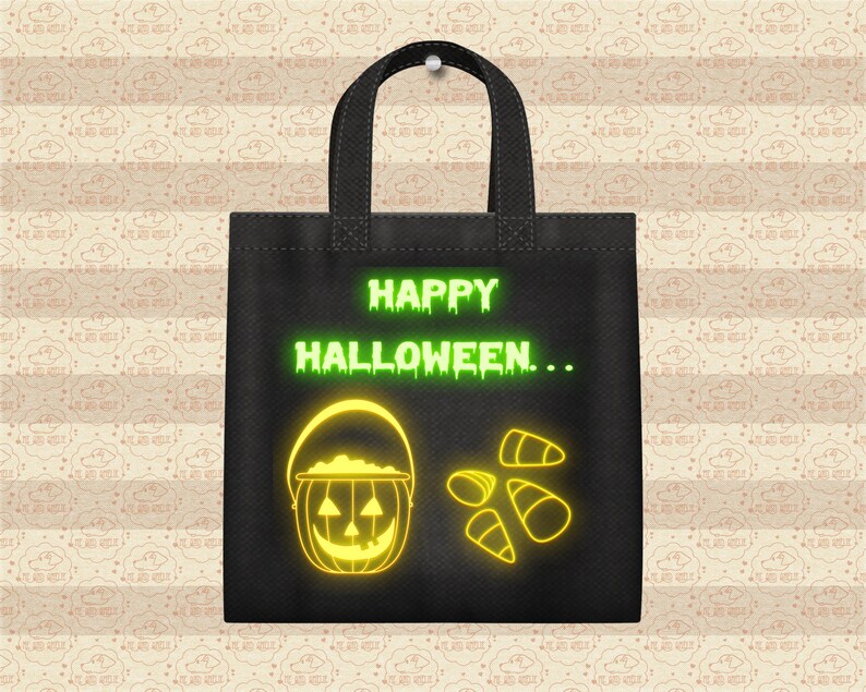 Pu&ograve; includere: Borsa tote nera con un testo in neon verde "Happy Halloween..." e una zucca di Halloween in neon giallo con mais caramellato.
