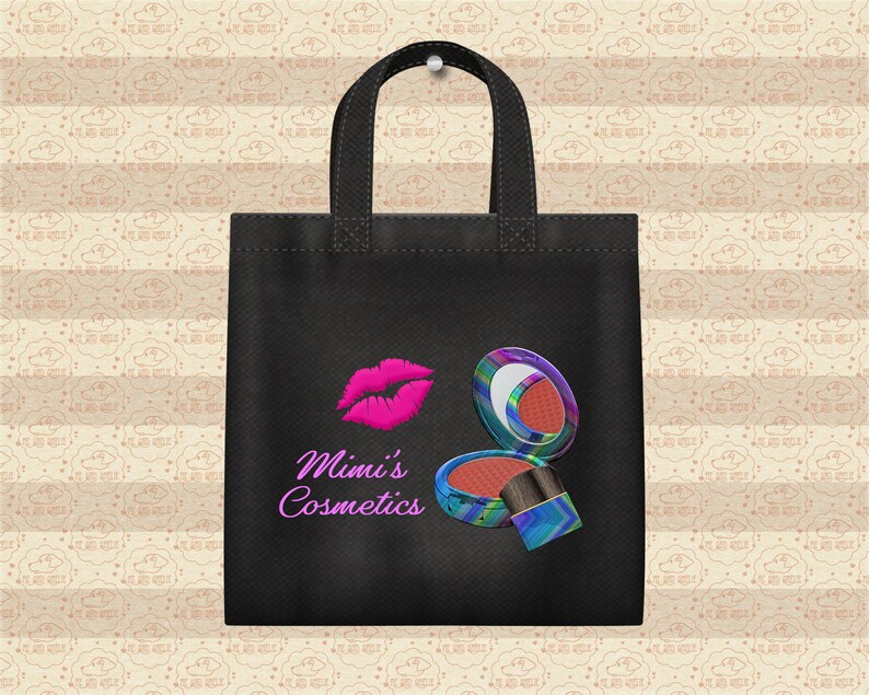 Peut inclure: Sac fourre-tout noir avec un imprim&eacute; de l&egrave;vres roses et un design de compact de maquillage color&eacute;. Le texte "Mimi's Cosmetics" est imprim&eacute; sur le sac.