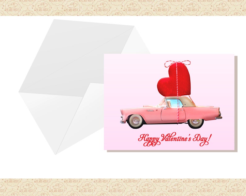 Pu&ograve; includere: Un'auto d'epoca rosa con un grande cuore rosso legato al tetto con uno spago. L'auto &egrave; su uno sfondo rosa con il testo "Happy Valentine's Day!" in corsivo.