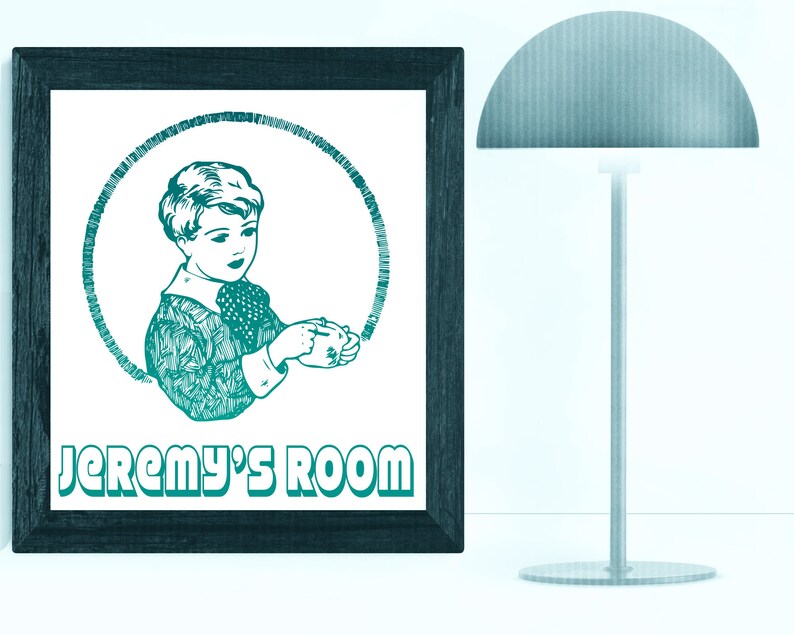 Op de afbeelding: Een turquoise ingelijst print met een zwart-witte illustratie van een jongen die een kopje vasthoudt. De tekst "Jeremy's Room" is in turquoise onder de illustratie gedrukt.