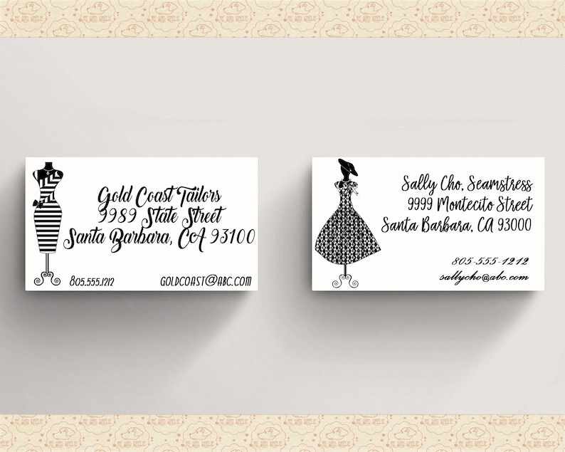 Op de afbeelding: Twee visitekaartjes met zwart-wit illustraties van jurken op paspoppen. E&eacute;n kaartje leest "Gold Coast Tailors" met een adres en contactgegevens. De andere kaart leest "Sally Cho. Seamstress" met een adres en contactgegevens.