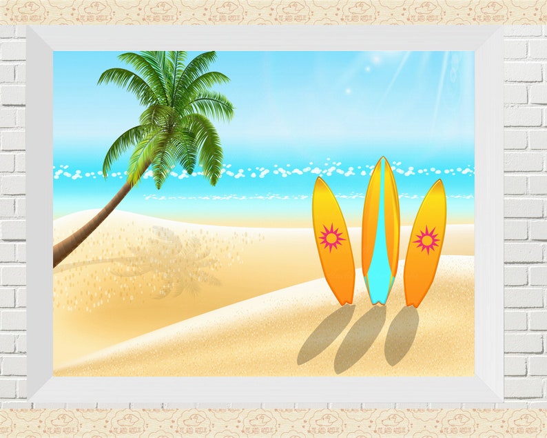 Pu&ograve; includere: Una scena di spiaggia incorniciata con tre tavole da surf e una palma. Le tavole da surf sono gialle e arancioni con un disegno di sole. Lo sfondo mostra una spiaggia sabbiosa, l'oceano e il cielo blu.