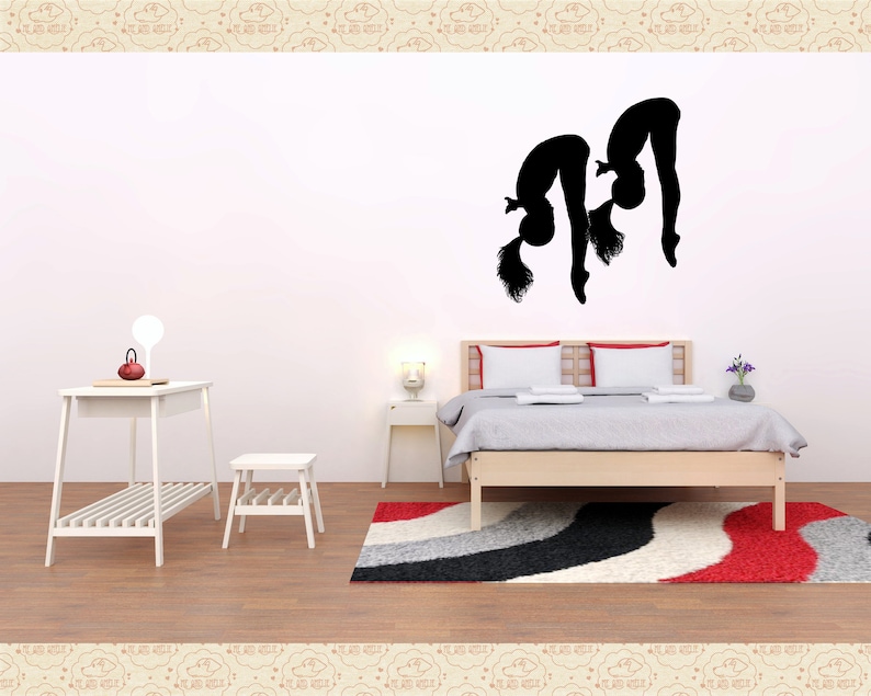 Pu&ograve; includere: Una camera da letto bianca con un letto, due comodini e un tavolo bianco con uno scaffale. Il muro ha una silhouette nera di due ragazze che fanno un salto mortale all'indietro.