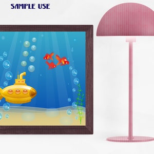 Op de afbeelding: Een ingelijste illustratie van een gele onderzee&euml;r met drie rode goudvissen die zwemmen in een blauwe oceaan met bubbels. De onderzee&euml;r heeft een periscoop en drie patrijspoorten. De zeebodem is zanderig met groen zeewier.