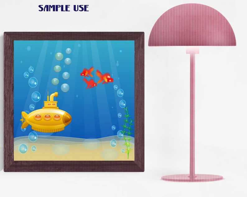 Op de afbeelding: Een ingelijste illustratie van een gele onderzee&euml;r met drie rode goudvissen die zwemmen in een blauwe oceaan met bubbels. De onderzee&euml;r heeft een periscoop en drie patrijspoorten. De zeebodem is zanderig met groen zeewier.