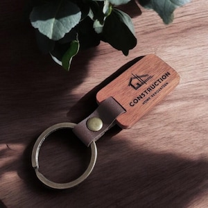 Personalized wooden and leather key ring with engraved logo – Corporate gift, hotel, B&B, guest house, professional