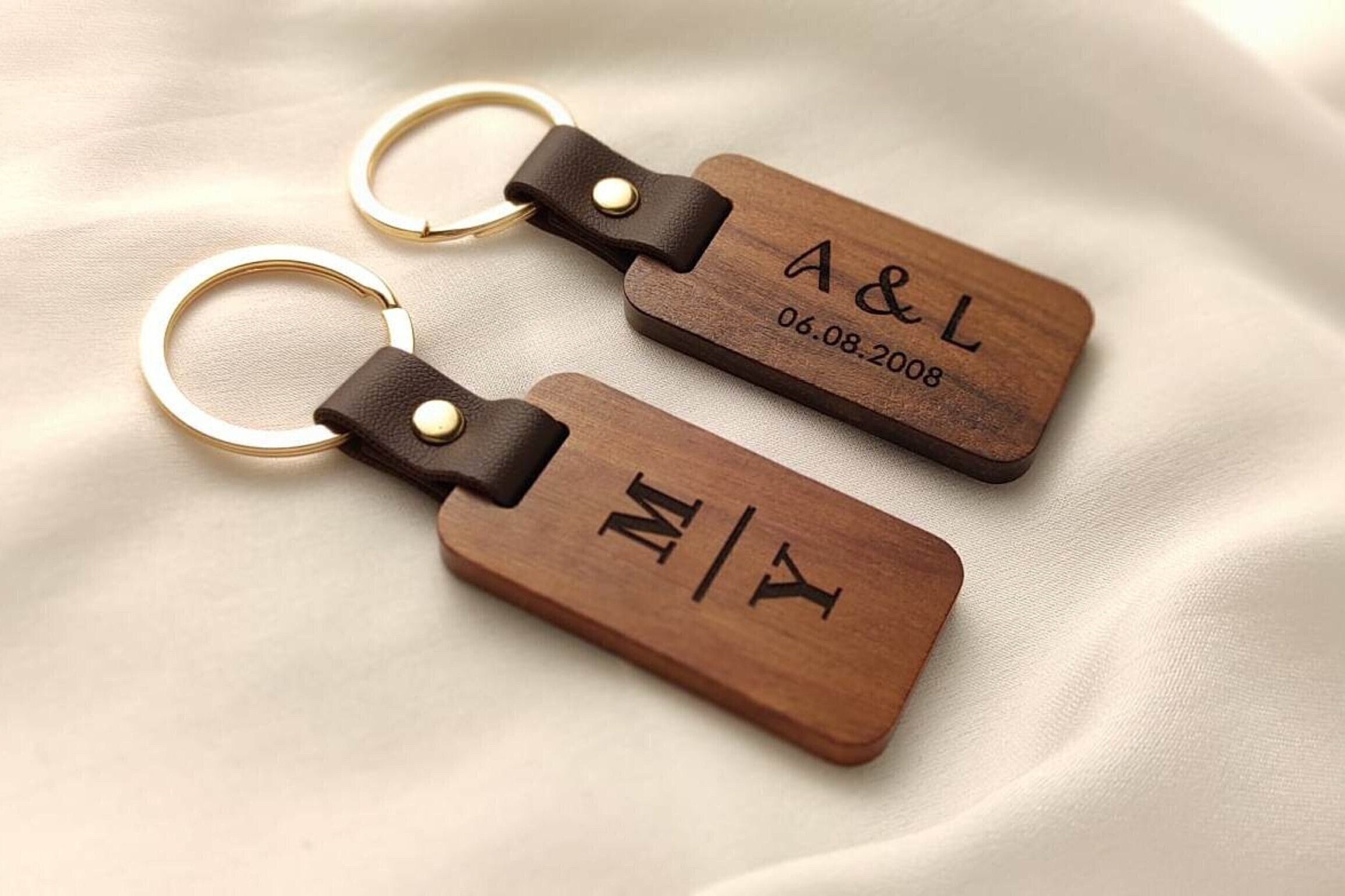 Porte-clés rectangulaire en simili cuir avec un prénom brodé