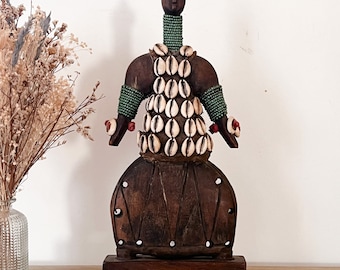 Bamileke / Bamoun statuette in wood and beads (Cameroon)