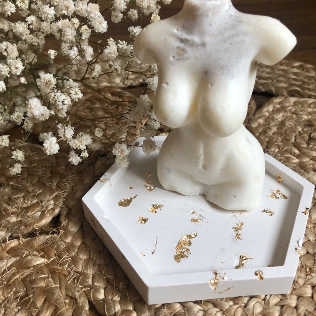 Socle Hexagonal Blanc Orné de Feuilles d'or