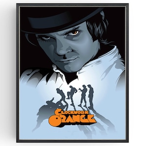 Könnte beinhalten: Eine Schwarzweißillustration eines Mannes mit rasiertem Kopf und einem Bowlerhut. Er trägt ein weißes Hemd mit Kragen und hat einen bedrohlichen Ausdruck. Der Hintergrund ist blau und zeigt Silhouetten von vier Männern in einer Gang. Der Text "CLOCKWORK ORANGE" ist in Orange und Schwarz am unteren Rand des Bildes geschrieben.