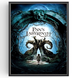 Puede incluir: Un póster enmarcado de la película "El laberinto del fauno" con una niña en un bosque. El póster tiene un tema oscuro y fantástico con el título en un lugar destacado. La paleta de colores incluye azules, verdes y negros.