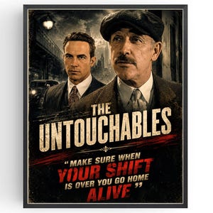 Puede incluir: Un póster enmarcado con dos hombres con traje y sombrero de la película The Untouchables. El texto dice THE UNTOUCHABLES y MAKE SURE WHEN YOUR SHIFT IS OVER YOU GO HOME ALIVE en letras blancas y rojas sobre un fondo de ciudad oscuro.