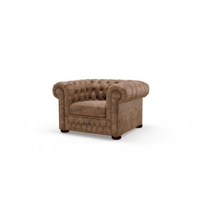 Könnte beinhalten: Ein brauner Chesterfield-Sessel mit Knopfheftung. Der Sessel hat einen klassischen Stil und ist mit braunem Stoff bezogen.