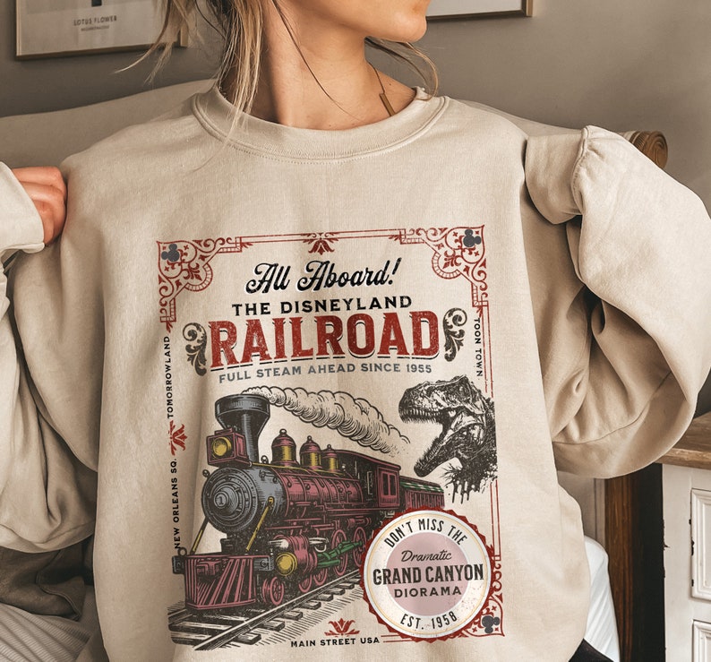 All Aboard Disneyland Railroad Unisex Crewneck-tröja - Perfekt för din Disneyland-semester, Disneyland Ride-tröja för Disney-fans bild 1