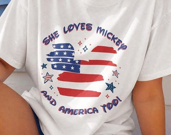 Lei ama Topolino e anche l'America - Maglietta unisex per il 4 luglio - Disneyland DisneyWorld Vacation Shirt, Maglietta per il Giorno dell'Indipendenza