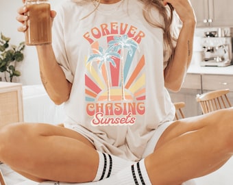 Für immer jagen Sonnenuntergänge Png, Retro Sommer Png, Strand Png, tropisch Png, Sommer Shirt Png, Sommer Vibes, Strand Vibes Png, Sublimationsdesign