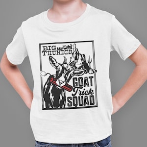 K&ouml;nnte beinhalten: Wei&szlig;es T-Shirt mit einer schwarz-wei&szlig;en Grafik einer Ziege mit einem Dynamitstab im Maul. Der Text "BIG THUNDER GOAT TRICK SQUAD" ist auf dem T-Shirt aufgedruckt.