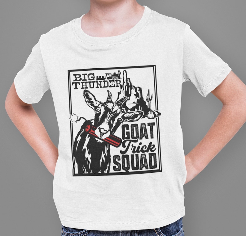 K&ouml;nnte beinhalten: Wei&szlig;es T-Shirt mit einer schwarz-wei&szlig;en Grafik einer Ziege mit einem Dynamitstab im Maul. Der Text "BIG THUNDER GOAT TRICK SQUAD" ist auf dem T-Shirt aufgedruckt.