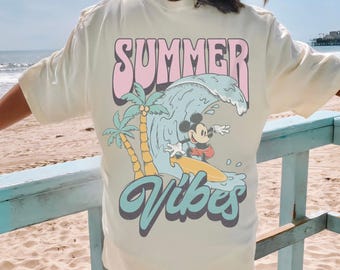 Vibrazioni estive di Topolino che fa surf PNG, Topolino retrò che fa surf per la vacanza estiva Disney, viaggio personalizzato in famiglia al parco a tema, file digitale Vibrazioni estive di Topolino