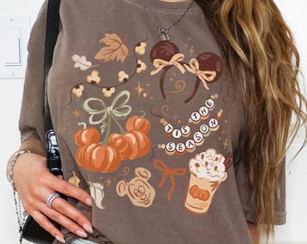 Dit is het seizoen herfstfavorieten uniseks T-shirt, Mickey Pumpkin Halloween-shirt, Disneyland herfstvakantie T-shirt, Disney World herfsttrip outfit