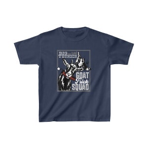 K&ouml;nnte beinhalten: Ein marineblaues T-Shirt mit einer wei&szlig;en Grafik einer Ziege mit einem roten Objekt im Maul. Der Text "BIG THUNDER GOAT TRICK SQUAD" ist in Wei&szlig; auf der Grafik gedruckt.
