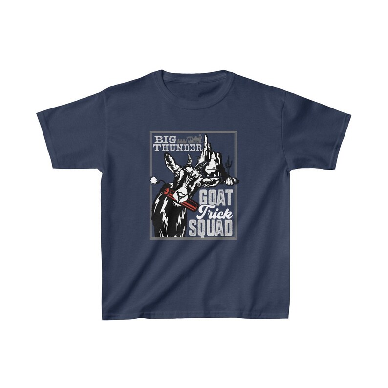 K&ouml;nnte beinhalten: Ein marineblaues T-Shirt mit einer wei&szlig;en Grafik einer Ziege mit einem roten Objekt im Maul. Der Text "BIG THUNDER GOAT TRICK SQUAD" ist in Wei&szlig; auf der Grafik gedruckt.