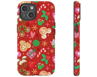 Op de afbeelding: Rode telefoonhoes met een feestelijk kerstpatroon. Het ontwerp bevat peperkoek Mickey Mouse-vormen, zuurstokken, hulst en cadeauverpakkingen. De hoes wordt van voren en van de zijkant getoond, waarbij het rondom ontwerp te zien is.
