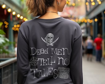 Op de afbeelding: Een donkergrijs sweatshirt met een witte grafische print van een schedel met gekruiste beenderen, een kompas, een schatkist en de tekst "Dead Men Tell No Tales".