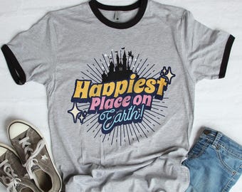地球上で最も幸せな場所Tシャツ、ディズニー愛好家向けグラフィックTシャツ、楽しいバケーションアパレル、テーマパークファンへのギフト