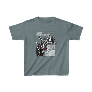 K&ouml;nnte beinhalten: Ein hellblaues T-Shirt mit einer wei&szlig;en Grafik einer Ziege, die einen Dynamitstab h&auml;lt. Der Text "Big Thunder Goat Trick Squad" ist in Wei&szlig; auf der Grafik gedruckt.
