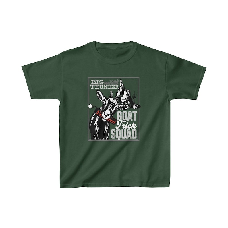 K&ouml;nnte beinhalten: Ein gr&uuml;nes T-Shirt mit einer wei&szlig;en Grafik einer Ziege mit einem roten Dynamitstab im Maul. Der Text "BIG THUNDER GOAT TRICK SQUAD" ist in Wei&szlig; auf der Grafik gedruckt.