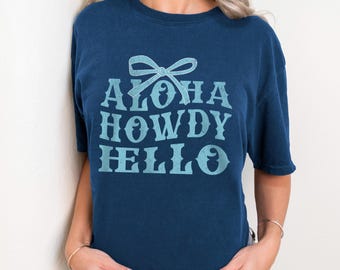 アロハ・ハウディ・ハロー・コースタル・カウガールTシャツ、シーサイド・カウガール・グラフィックTシャツ、ユニセックス・ビーチシャツ、カジュアル・サマー・トップス、カウガールへのギフト