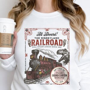 All Aboard Disneyland Railroad Unisex Crewneck-tröja - Perfekt för din Disneyland-semester, Disneyland Ride-tröja för Disney-fans bild 2