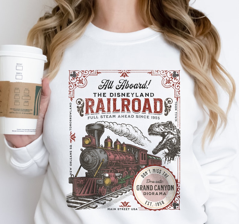 All Aboard Disneyland Railroad Unisex Crewneck-tröja - Perfekt för din Disneyland-semester, Disneyland Ride-tröja för Disney-fans bild 2