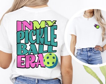 女性用キュートなチーム ピックルボール T シャツ - In My Pickleball Era シャツ - ピックルボール愛好家へのプレゼントに最適 - カジュアルなピックルボール アパレル