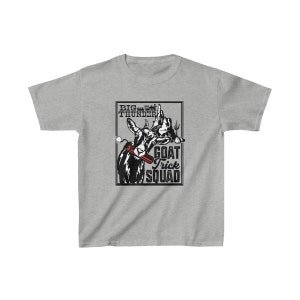K&ouml;nnte beinhalten: Ein graues T-Shirt mit einer Schwarzwei&szlig;illustration einer Ziege mit einem Dynamitstab im Maul. Der Text "BIG THUNDER GOAT TRICK SQUAD" ist auf dem T-Shirt aufgedruckt.
