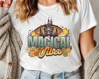 Peut inclure: T-shirt blanc avec un graphique rétro d'un château, d'un arc-en-ciel, d'étoiles et du texte "Magical Vibes".