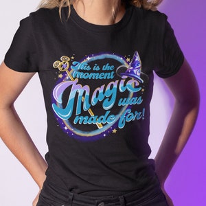 Magic Happens Unisex T Shirt, Magic Happens Parade Shirt per Disneyland, Topolino Apprendista Stregone per Disney Vacation