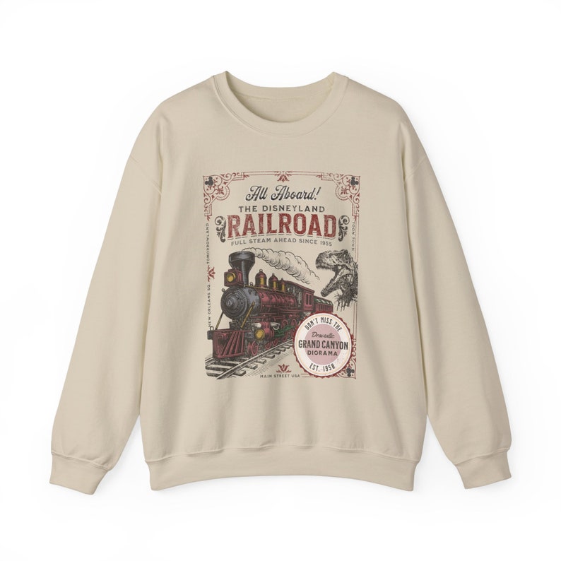 All Aboard Disneyland Railroad Unisex Crewneck-tröja - Perfekt för din Disneyland-semester, Disneyland Ride-tröja för Disney-fans Sand