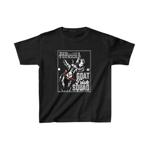 K&ouml;nnte beinhalten: Schwarzes T-Shirt mit einer wei&szlig;en Grafik einer Ziege mit einer roten Zigarette im Maul. Der Text "BIG THUNDER GOAT TRICK SQUAD" ist in Wei&szlig; auf der Grafik gedruckt.