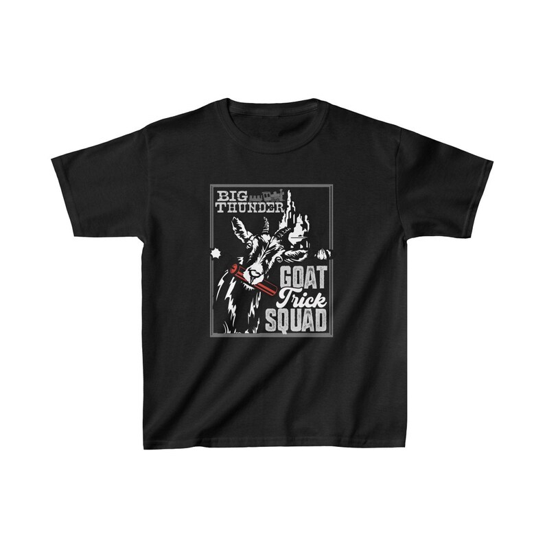 K&ouml;nnte beinhalten: Schwarzes T-Shirt mit einer wei&szlig;en Grafik einer Ziege mit einer roten Zigarette im Maul. Der Text "BIG THUNDER GOAT TRICK SQUAD" ist in Wei&szlig; auf der Grafik gedruckt.