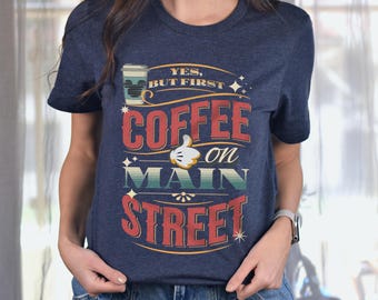 Camiseta para vacaciones en Disneyland o DisneyWorld, camiseta de Mickey Coffee para fanáticos de Disney, Sí, pero camiseta First Coffee en Main Street USA