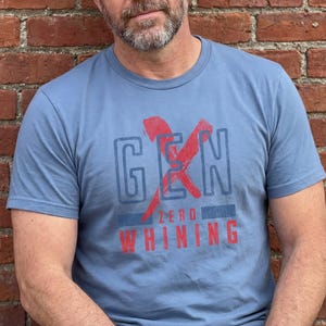 Puede incluir: Una taza de cerámica blanca con un asa negra y el texto "But First, Coffee" en negrita negra. La taza se encuentra sobre un fondo blanco liso, resaltando su diseño sencillo.