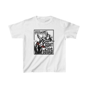 K&ouml;nnte beinhalten: Wei&szlig;es T-Shirt f&uuml;r Jugendliche mit einer Schwarzwei&szlig;illustration einer Ziege, die eine Zigarre raucht. Der Text "BIG THUNDER GOAT TRICK SQUAD" ist in Schwarz auf dem T-Shirt aufgedruckt.