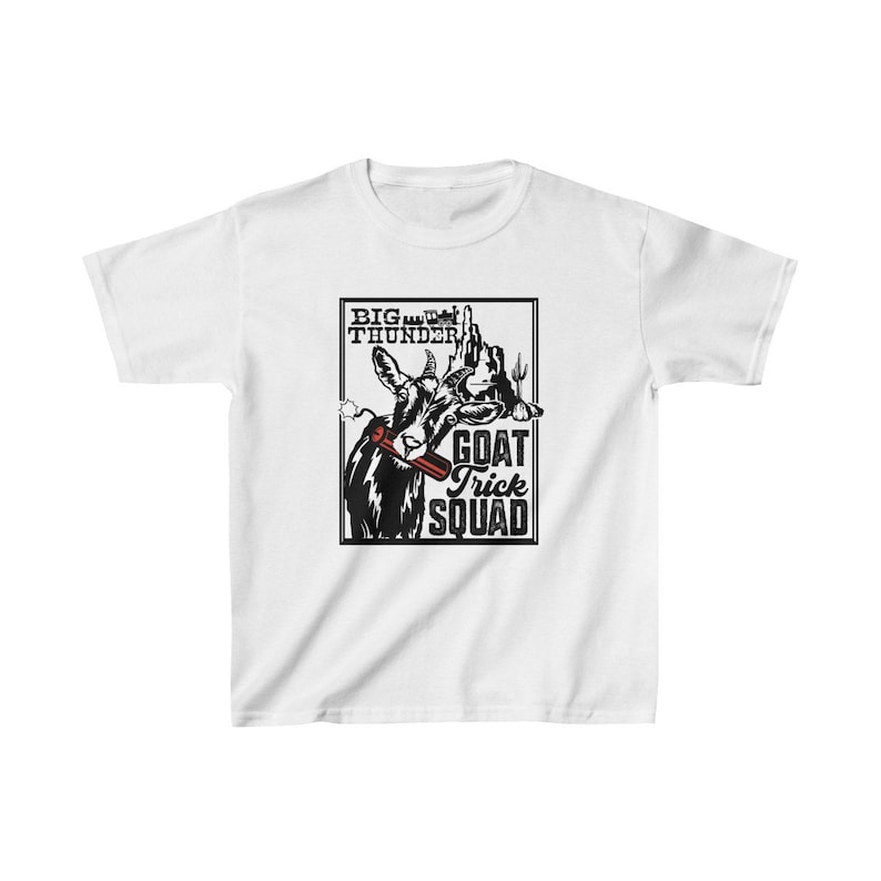 K&ouml;nnte beinhalten: Wei&szlig;es T-Shirt f&uuml;r Jugendliche mit einer Schwarzwei&szlig;illustration einer Ziege, die eine Zigarre raucht. Der Text "BIG THUNDER GOAT TRICK SQUAD" ist in Schwarz auf dem T-Shirt aufgedruckt.